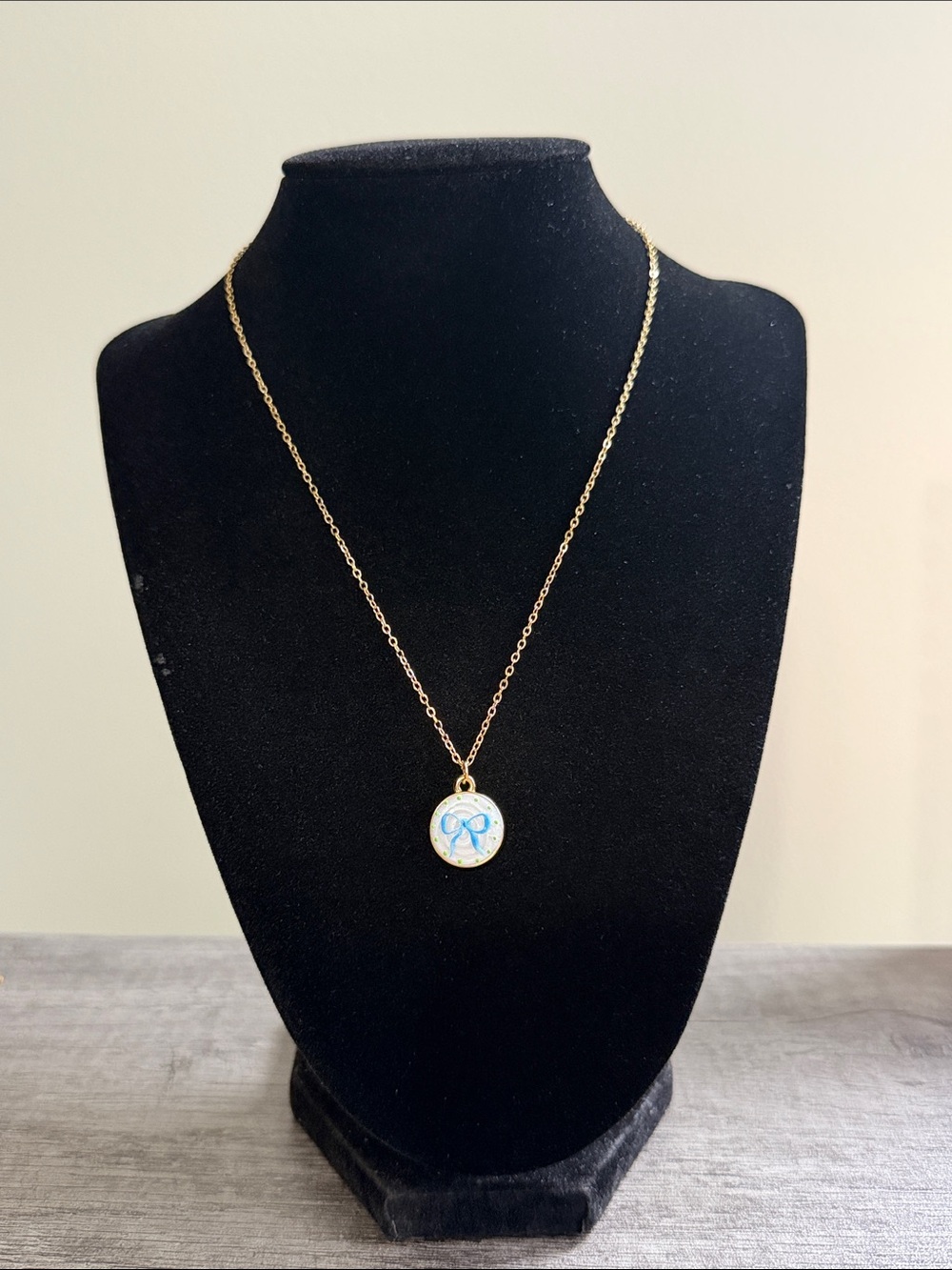 Gold plated stainless steel round bow pendant necklace